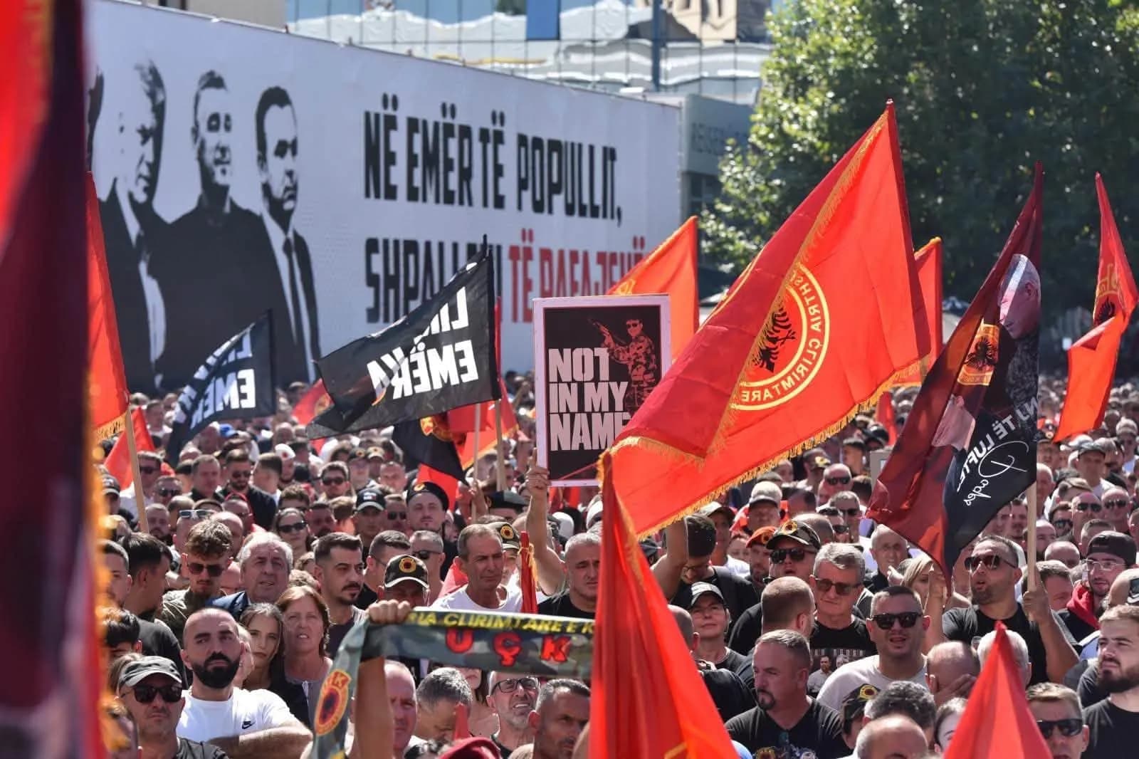Ambasada e SHBA paralajmëron për të dytën herë brenda ditës shtetasit e saj për protestat: Evitoni turmat, mund të eskalojnë shpejt