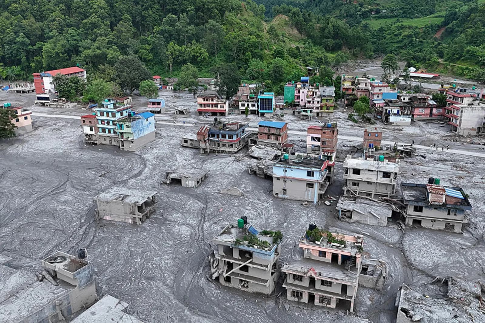 Mrekulli në Nepal: Dy persona nxirren të gjallë nëntë ditë pas përmbytjeve (VIDEO)