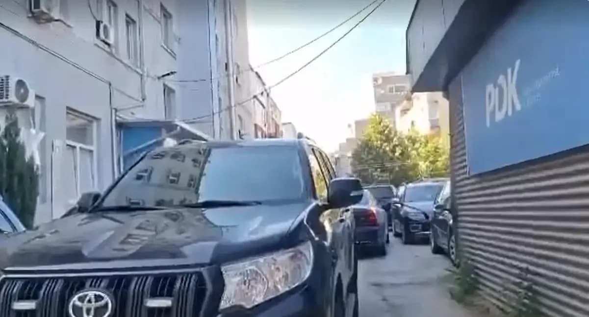 Hamza e Krasniqi në selinë e PDK-së, në pritje të vendimit
