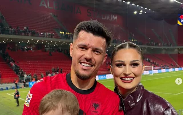 Vesa nga stadiumi, pozon krah Dakut dhe vajzës së tyre