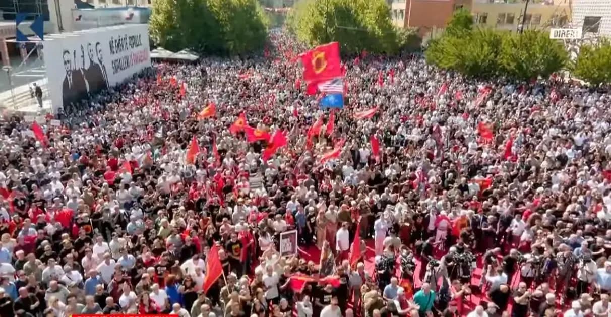 “Hajde edhe ti në shesh”, grafite në Prishtinë me thirrje për protestën e orës 21:00