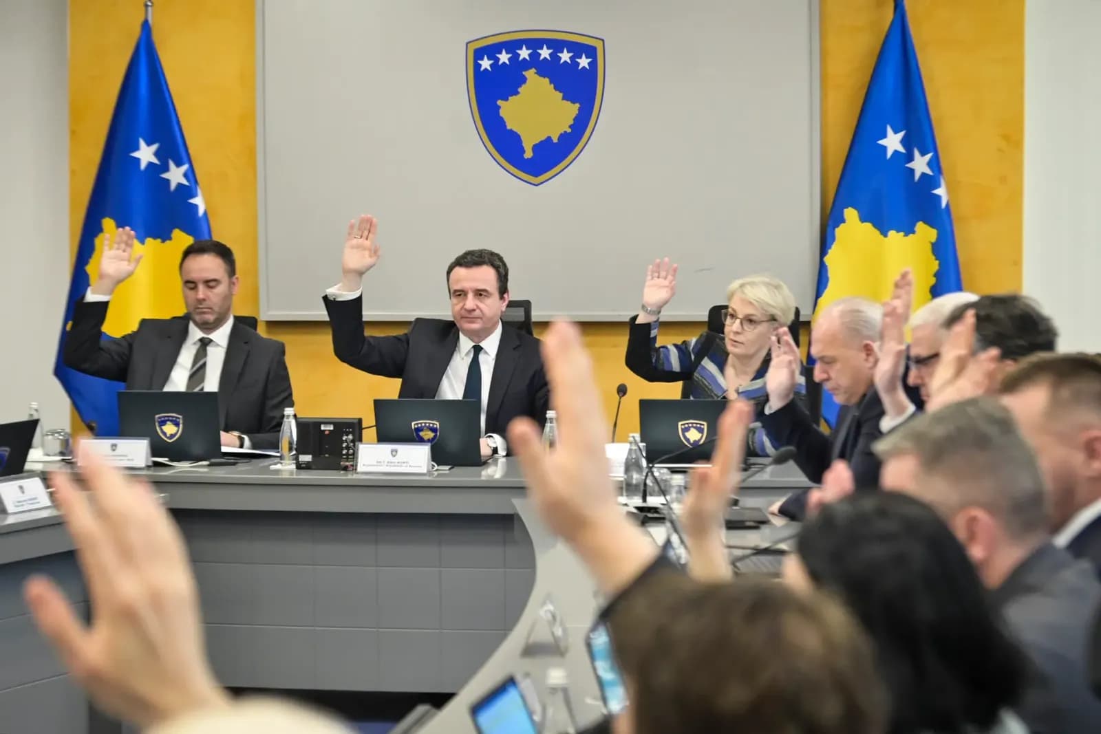 Qeveria e re mban sot mbledhjen e parë