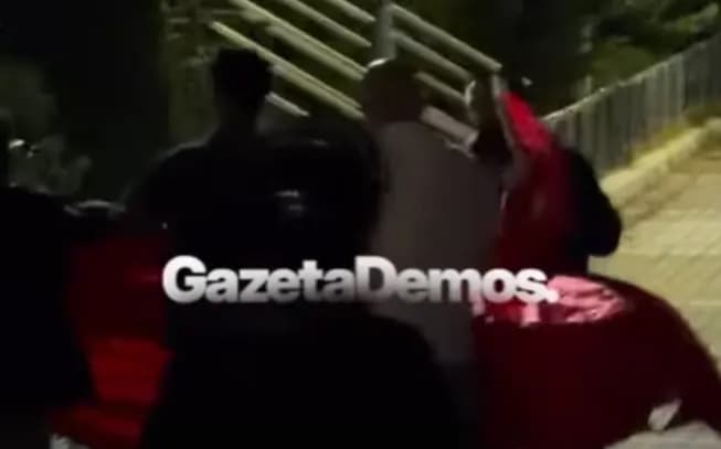 Policia e Kosovës lejoi dy protestues që të vendosin flamurin kombëtar në hyrje të Qeverisë