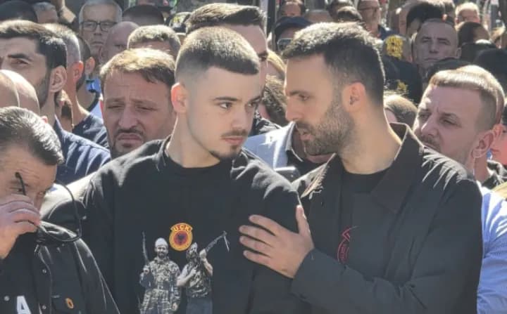 Djali i Rexhep Selimit dhe i Jakup Krasniqit bëhen bashkë në protestë kundër vendimit të Speciales