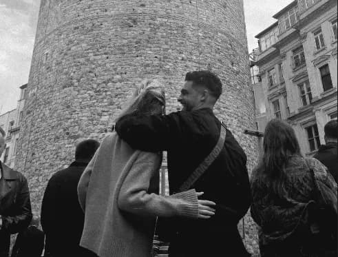 Selin viziton ‘Galata Tower’ me Gimbon, bën një dedikim të veçantë për lidhjen e tyre