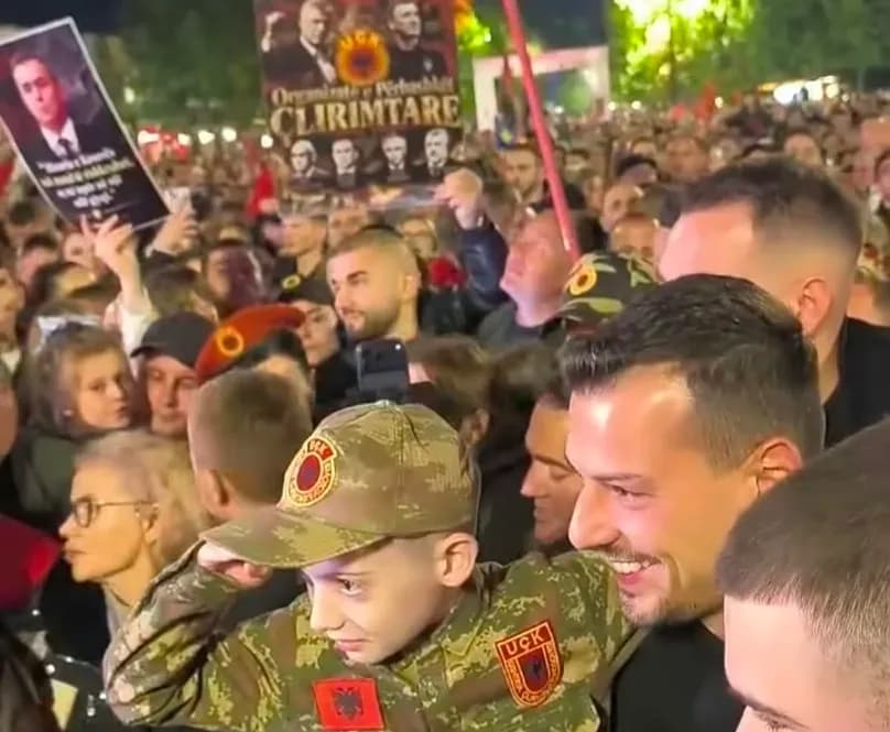 Nata e 13-të, sheshi mbushet me protestues në mbështetje të çlirimtarëve