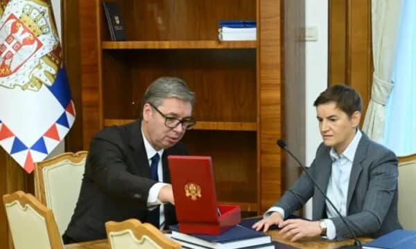 Vuçiq i dorëzon detyrën Ana Brnabiqit, kryetarja e Kuvendit merr përkohësisht drejtimin e Presidencës së Serbisë