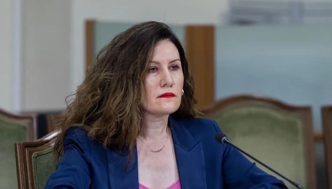 Në vitin 2021 u shkarkua nga AKI, tani pezullohet nga detyra në SHISH – Kush është Vlora Hyseni që u vu në “arrest shtëpie”?