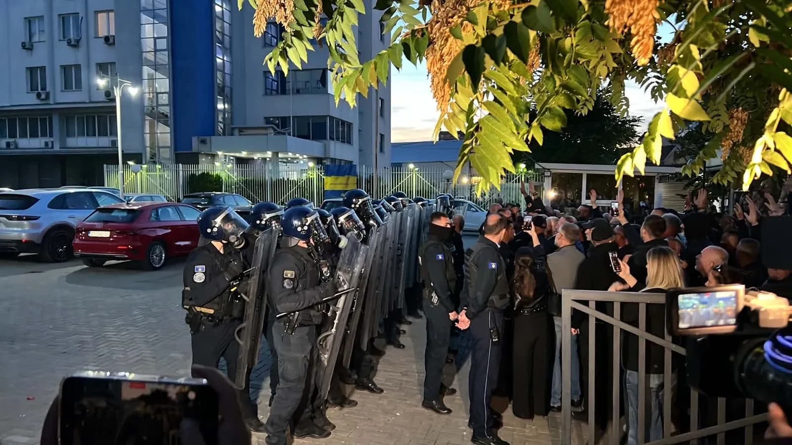 Dy kordone të Policisë vendosen te Kuvendi, shtohet prania e forcave policore