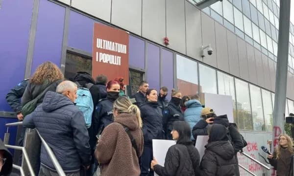 Dita e tretë e protestës për vrasjen e Arlindës, protestuesit i afrohen derës së Qeverisë me thirrjet “Dilni jashtë”