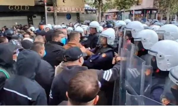 Tensione para Parlamentit të Shqipërisë, policia hedh spraj lotsjellës ndaj protestuesve