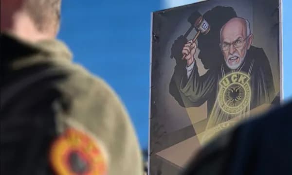 Pankarta e qytetarit në protestë: Kryegjykatësi Charles Smith nën siluetën e Albin Kurtit, me çekiç të BE-së në dorë