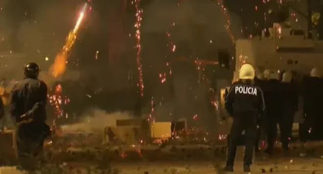 “Spektakël” fishekzjarrësh në Bulevard, protestuesit hedhin mjete plasëse, policia tenton t’i largojë me ujë