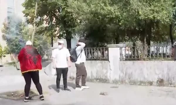 Protesta në Tiranë, sulmohet selia e Partisë Socialiste