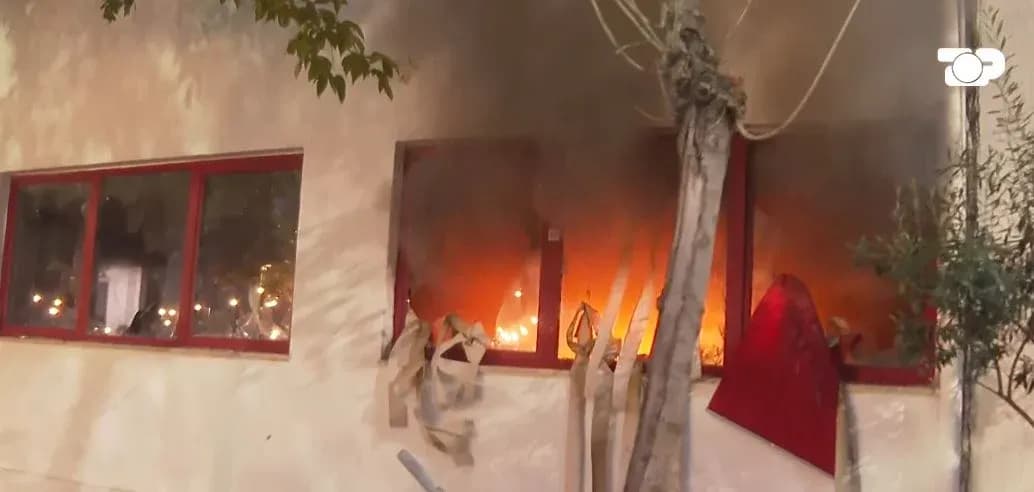 I vihet zjarri Drejtorisë së Burgjeve dhe komisariatit nr. 3, dyshohet se ka persona brenda godinave