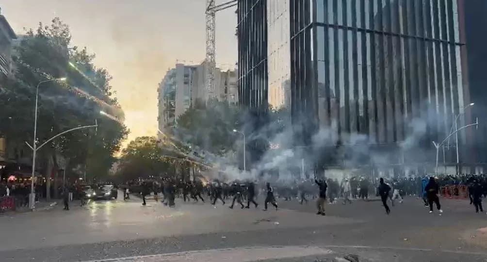 Si skenë filmi/ “Spektakël” i frikshëm fishekzjarrësh në drejtim të policisë, protestuesit tentojnë sërish të afrohen te Ministria e Arsimit