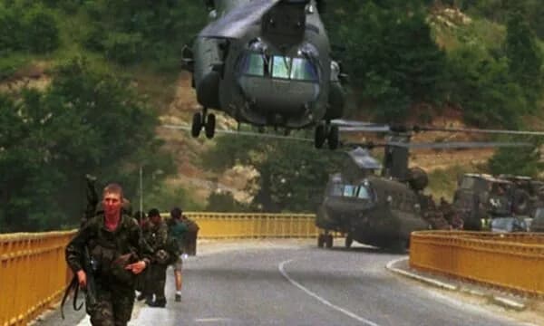 Foto e rrallë: Helikopteri britanik Chinook duke u ulur në urë teksa Gurkhat hynin në Kosovë në vitin ’99