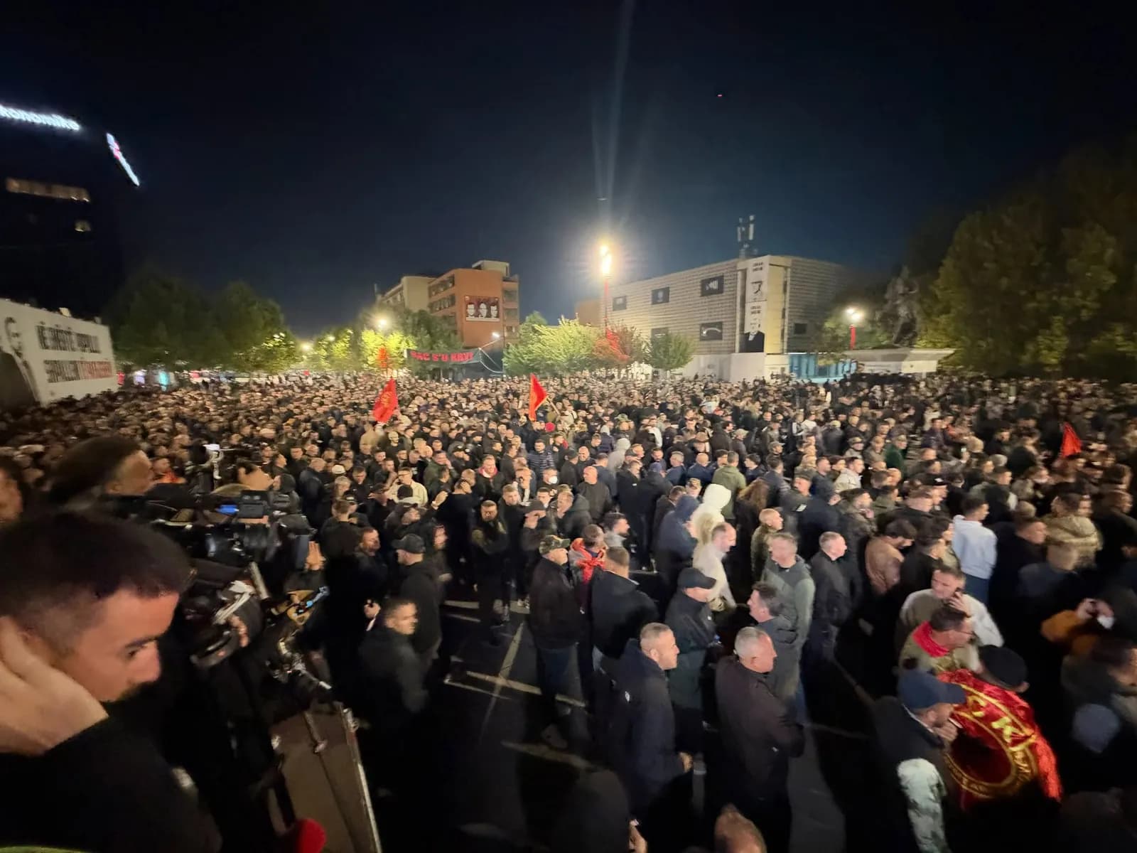 Rritet numri i protestuesve në sheshin “Skenderbeu”, hidhen fishekzjarre