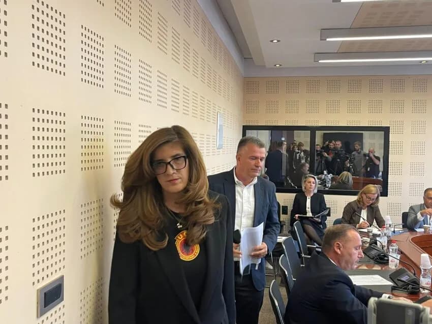 “Nuk mund të sillemi sikur gjithçka është normale” – Musliu e Demaku lëshojnë mbledhjen e komisionit