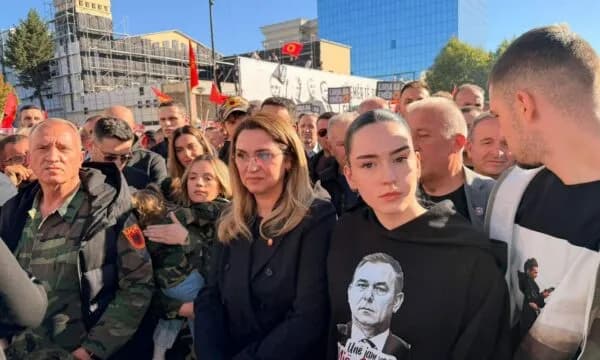 Familjarët e Thaçit, Veselit, Krasniqit dhe Selimit në shesh për protestën “Jo në emrin tim”