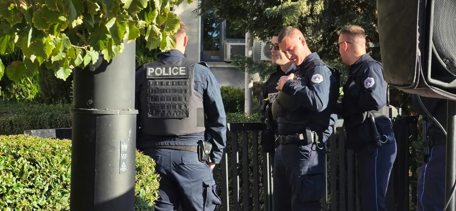 Forca të shtuara të Policisë para Kuvendit, protestuesit vazhdojnë të mblidhen