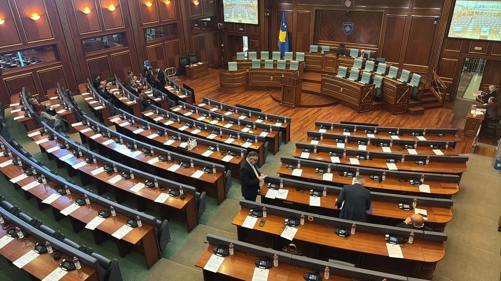 Seanca nuk ka nisur, pak deputetë në sallën e Kuvendit