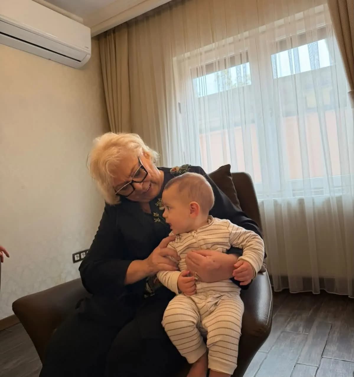Presidentja viziton familjen e Jakup Krasniqit
