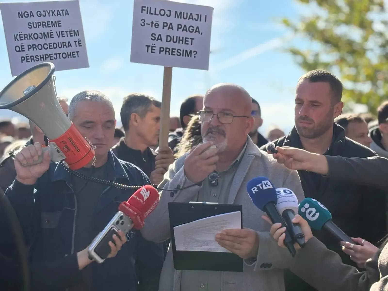 Punëtorët e NPB-së protestojnë para Supremes: Filloi muaji i tretë pa paga, sa duhet të presim?