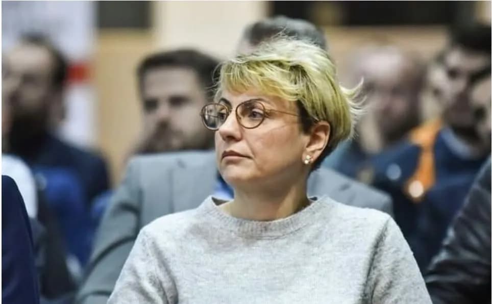 Dejona Mihali shpërndan shkrimin e mikut të Kurtit i cili kërkon tërheqjen e Sali Berishës