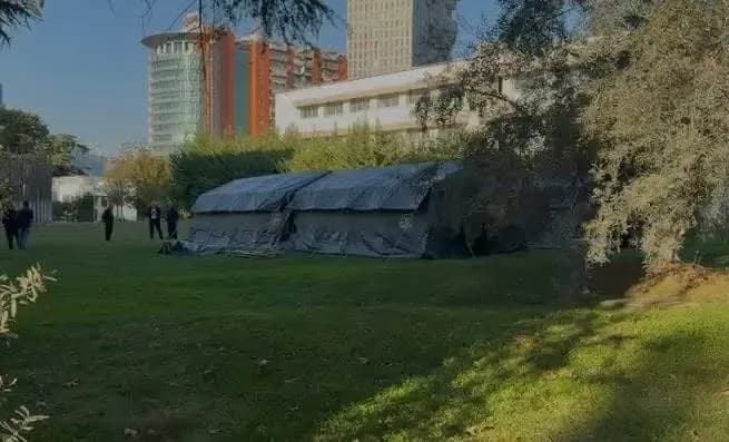 Ngrihen çadra pas Kryeministris në Tiranë, do të përdoren për të dhënë ndihmën e parë për policët e lënduar