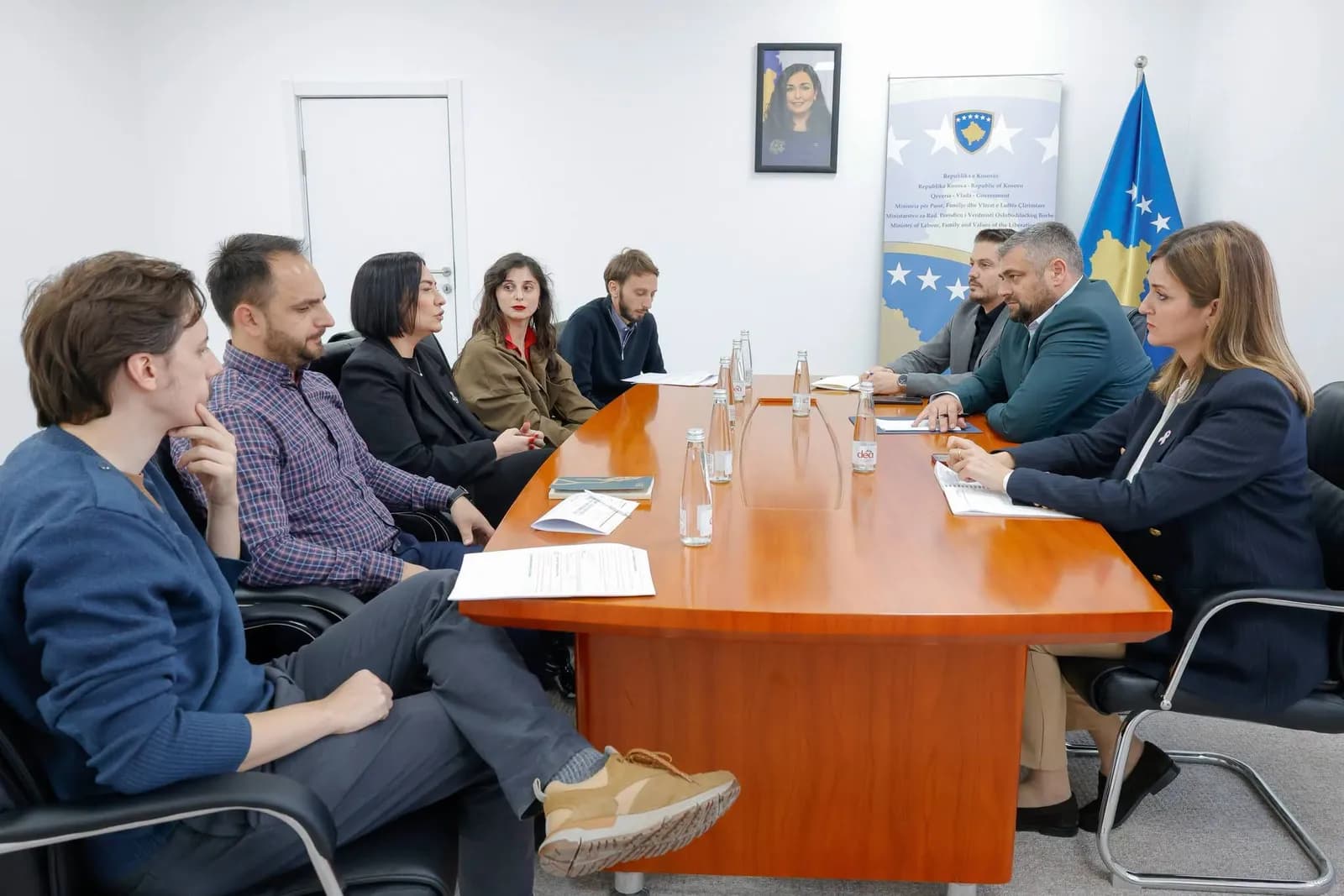 Hoti dhe përfaqësuesit e KOV-së flasin për të drejtat e punëtorëve dhe sigurinë në punë