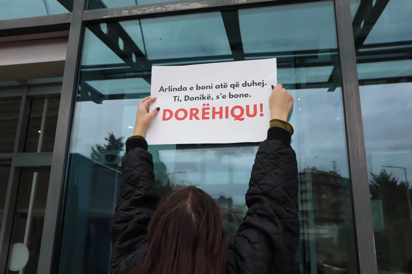 “Arlinda kërkoi ndihmë, shteti e braktisi”: QIKA kërkon dorëheqjen e Donika Gërvallës