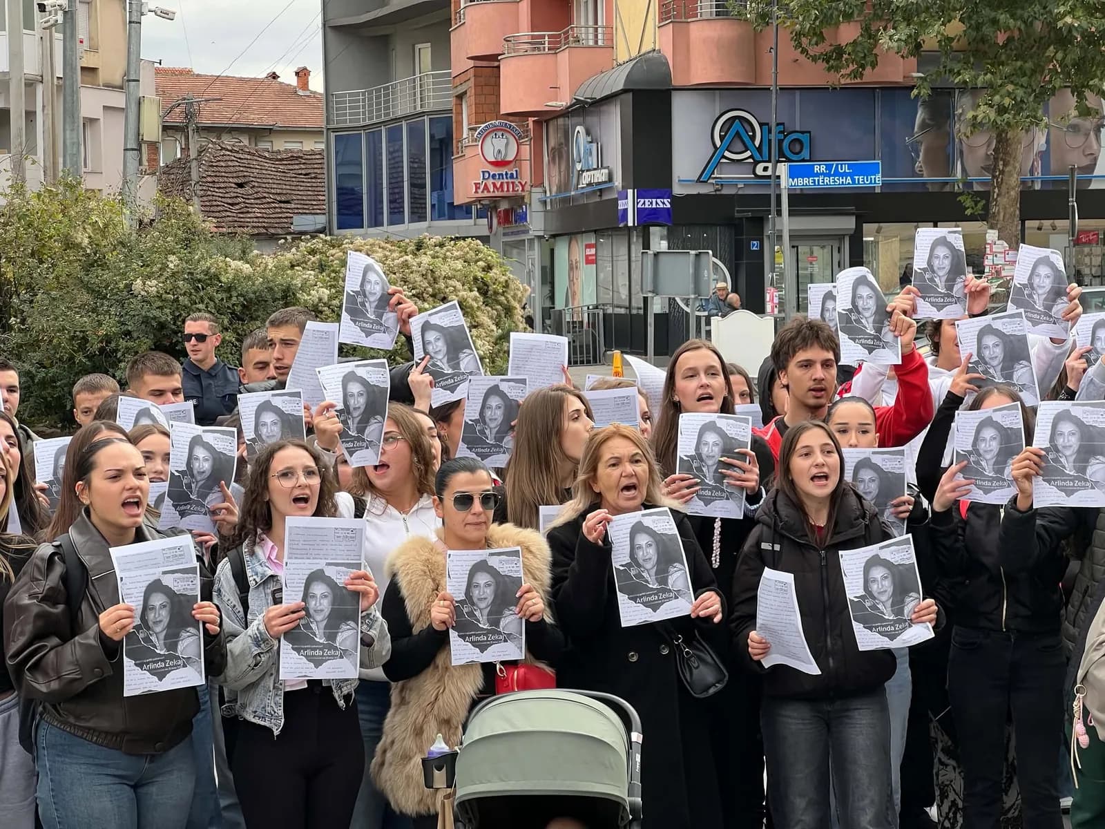 Vrasja e Arlindës, protestohet para Gjykatës në Pejë