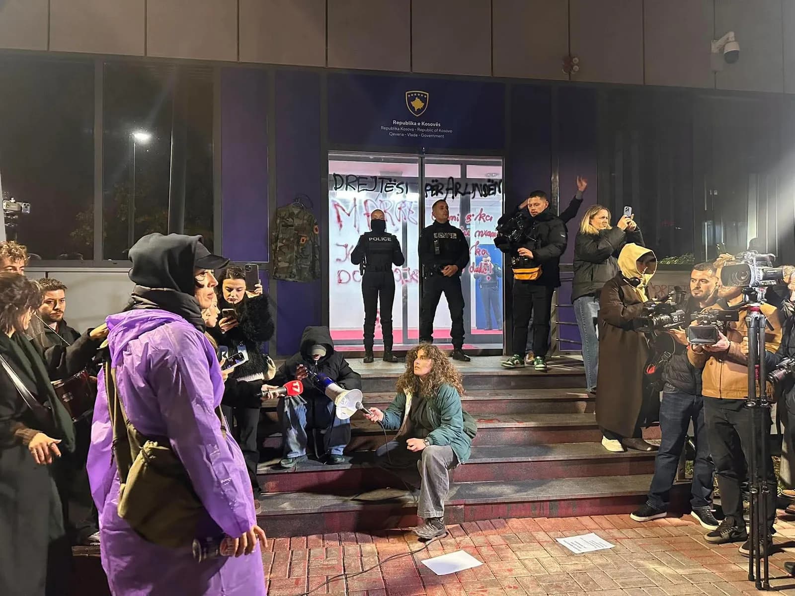 “Marre”, “Drejtësi”, “Dorëheqje” – Protestuesit shkruajnë mesazhe në dyert e Qeverisë