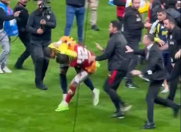 Fenerbahce reagon ashpër pas derbit: Sulmet ndaj lojtarëve tanë janë të papranueshme!