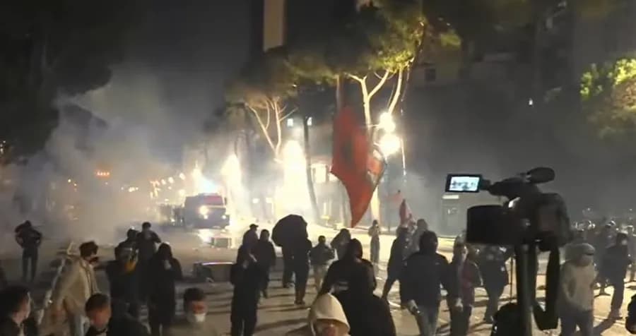 Tensionet në protestë, sulmohen me gurë makinat e mediave