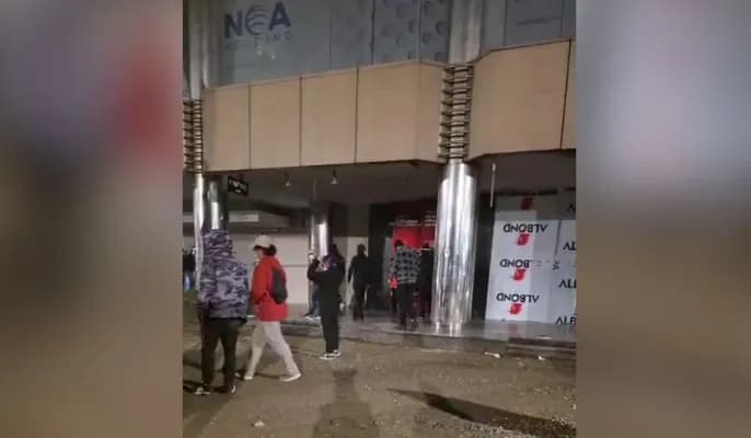 Vijojnë përplasjet pranë Kryeministrisë/ Protestuesit thyejnë pllakat metalike të bizneseve, hapin me forcë një bankë të nivelit të dytë