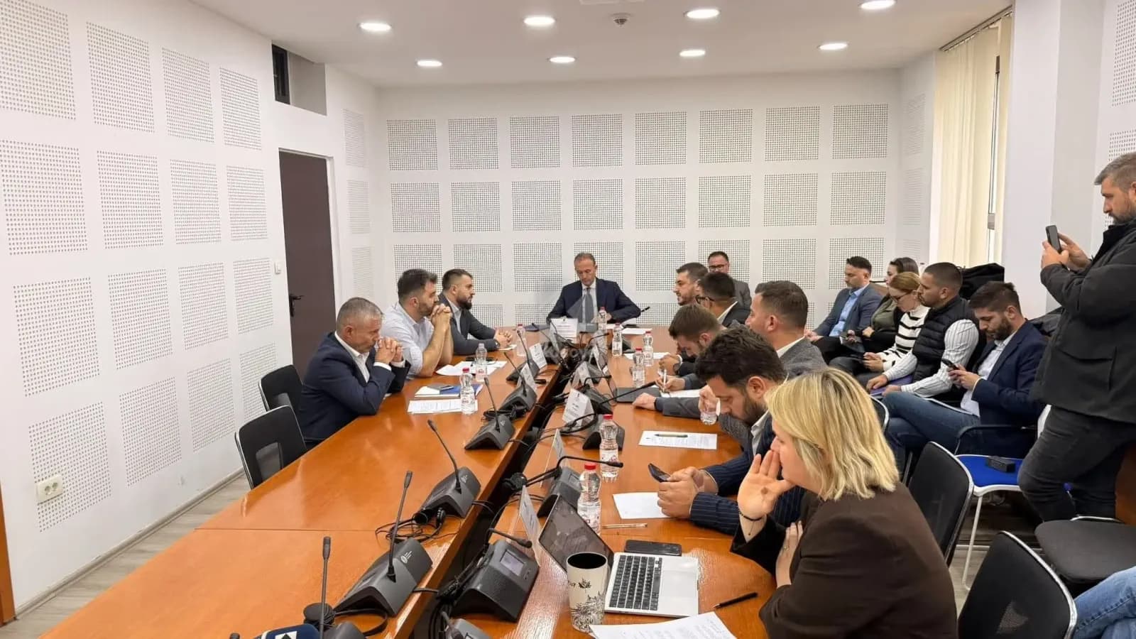 Tension në Komisionin për Ekonomi, shkak mungesa e kryetares së Autoritetit të Konkurrencës