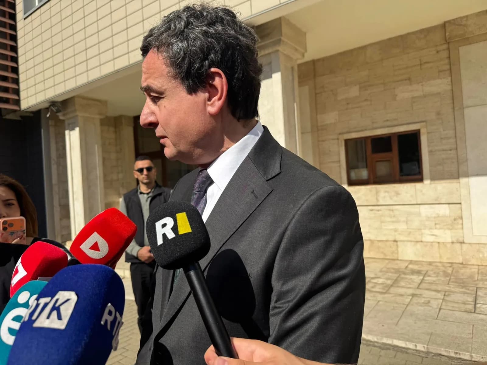 Kurti flet për bashkëpunimin me presidenten e re, por injoron pyetjet për kritikat ndaj Ligjit për Specialen