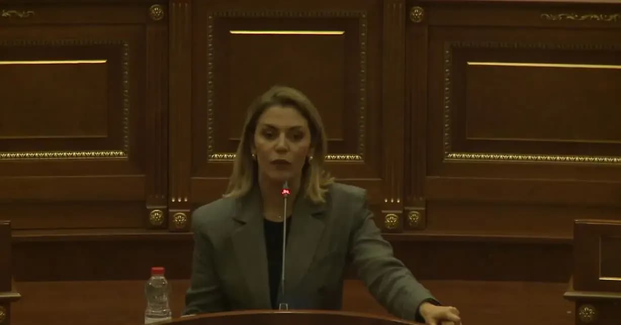 “Jepni dorëheqje”, Deliu-Kodra: Çfarë shprese u jepni grave që sot po kërcënohen, zonjë ministre?