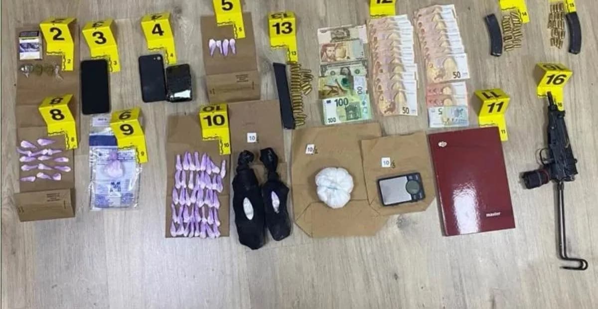 Bastiset shtëpia e një të dyshuari në Gjakovë, konfiskohen mbi një kilogram kokainë, armë automatike dhe municion