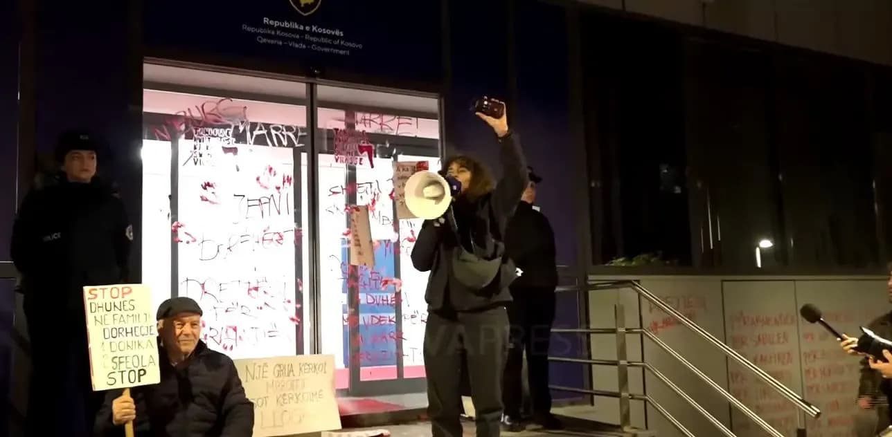 "Donika e ka ndal telefonin: Prej kujt po tutesh" - protestuesit te Qeveria