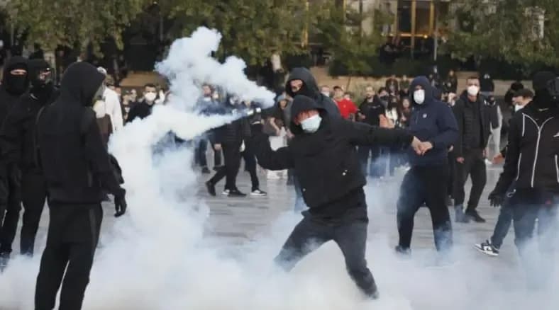 13 persona të lënduar nga protesta, mes tyre edhe zyrtarë policorë