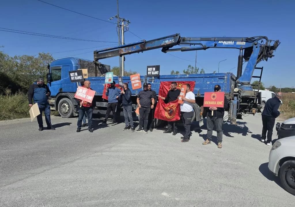 Policia aktivizon rrugë alternative pas bllokimit nga protestuesit, konvoji i Presidentes së KE-së vazhdon pa incidente