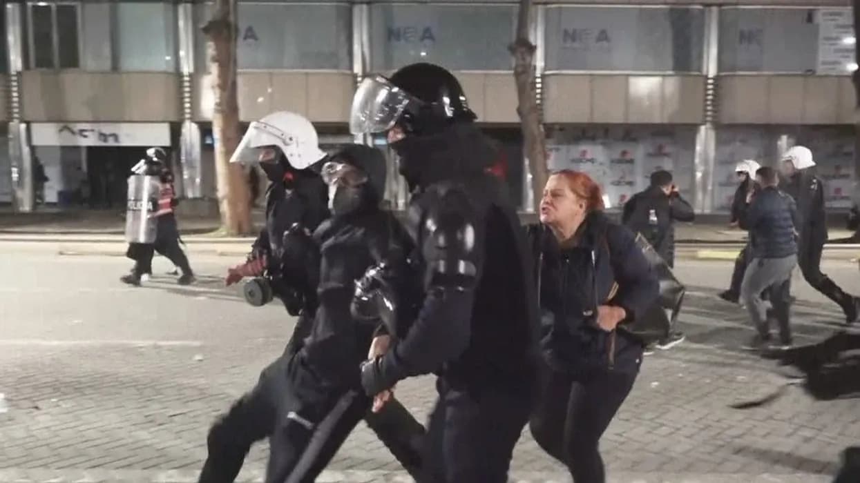 Përplasje mes protesuesve dhe policisë në Tiranë – nisin arrestimet