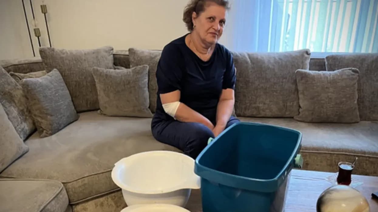 Shqiptarja 60-vjeçare në Zvicër nuk pret zjarrfikësit, merr kovat dhe shuan zjarrin