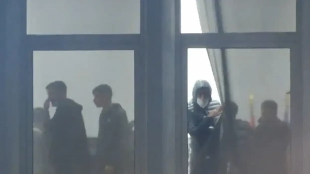 Protestuesit “strehohen” në selinë e PD-së, Këlliçi: Policia na hodhi gaz – nuk provokuam