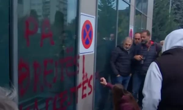 Pas përfudnimit të aksionit në Ministrinë e Drejtësisë, protestuesit nisen drejt KPK-së