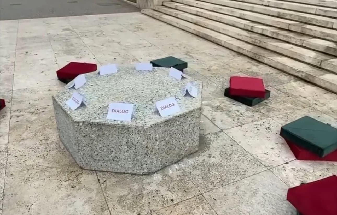 Dita e 12-të e protestës me tubim kombëtar në Tiranë, Rama vendos “tavolinën e dialogut” para Kryeministrisë