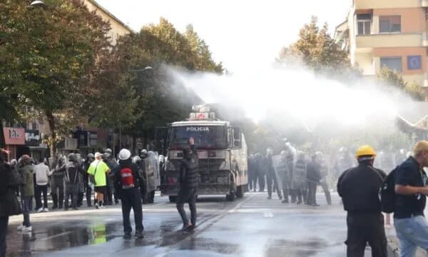 Tension në Tiranë, sirenat e policisë s’pushojnë, qëllohet sërish me plumba gome drejt protestuesve